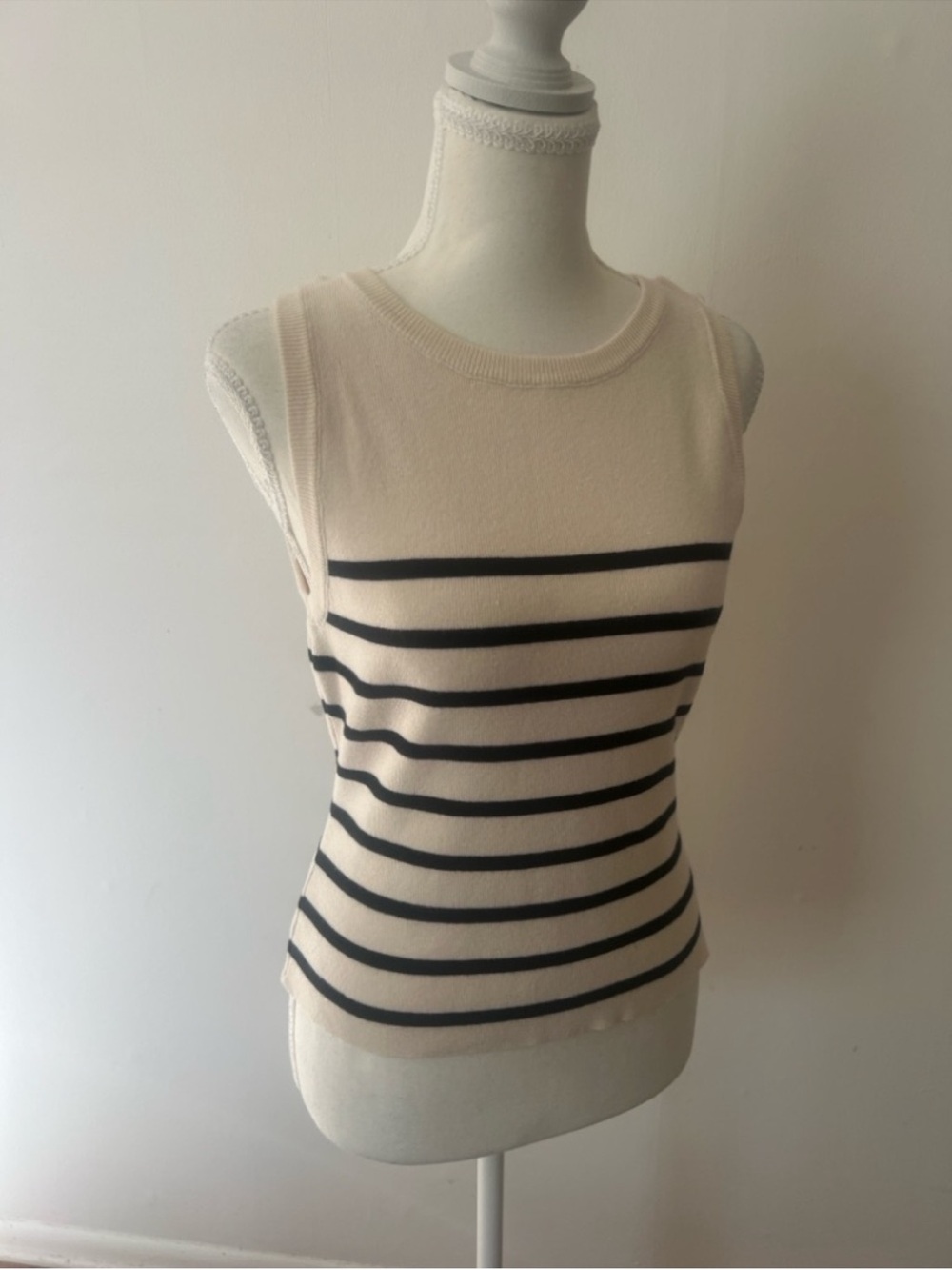 Merokeety women’s cream/black striped business casual sleeveless sweater, size M